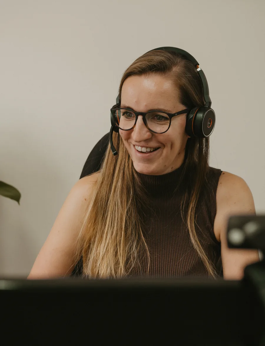 Simone van Kempen in gesprek met een headset op